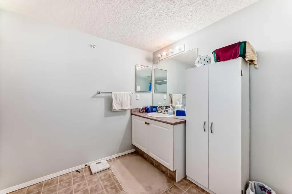 6818 Pinecliff Grove NE Calgary AB T1Y 7L2