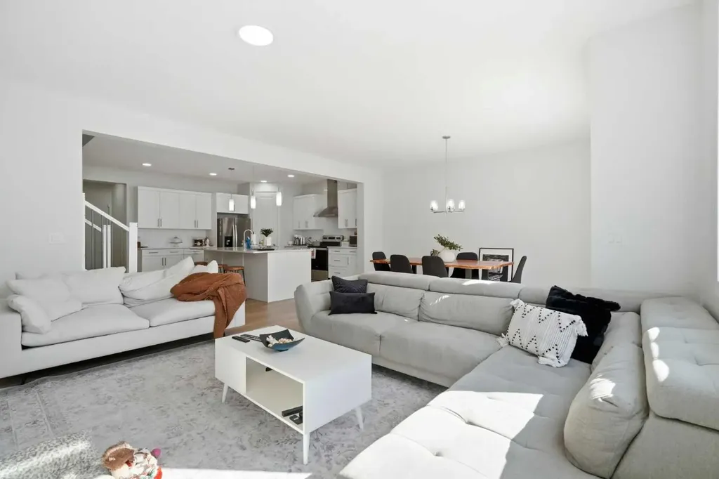 107 Versant View SW Calgary AB T2Y0X3