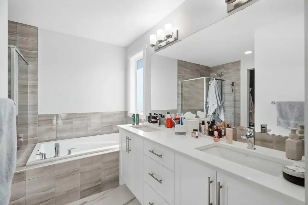 107 Versant View SW Calgary AB T2Y0X3