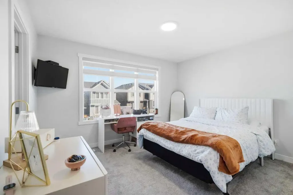 107 Versant View SW Calgary AB T2Y0X3