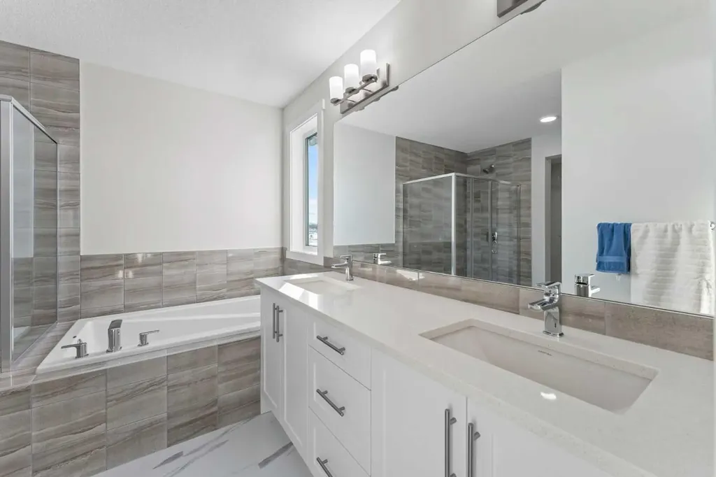 107 Versant View SW Calgary AB T2Y0X3