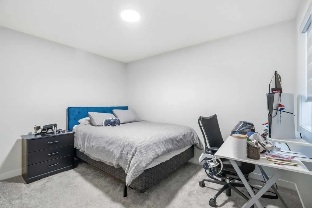 107 Versant View SW Calgary AB T2Y0X3