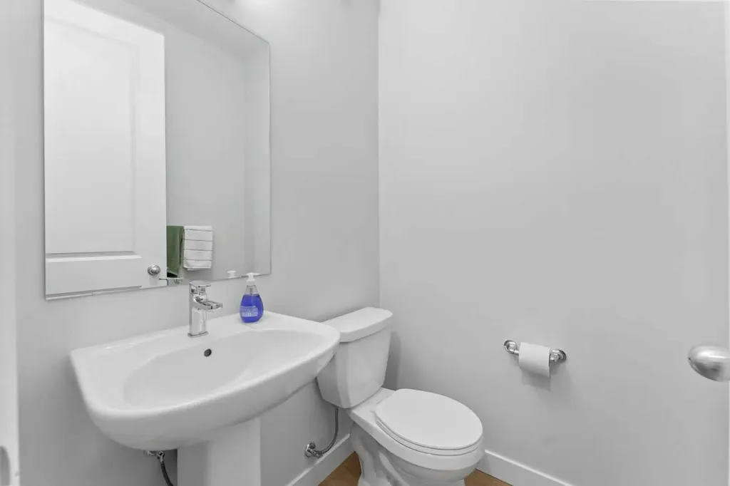 107 Versant View SW Calgary AB T2Y0X3
