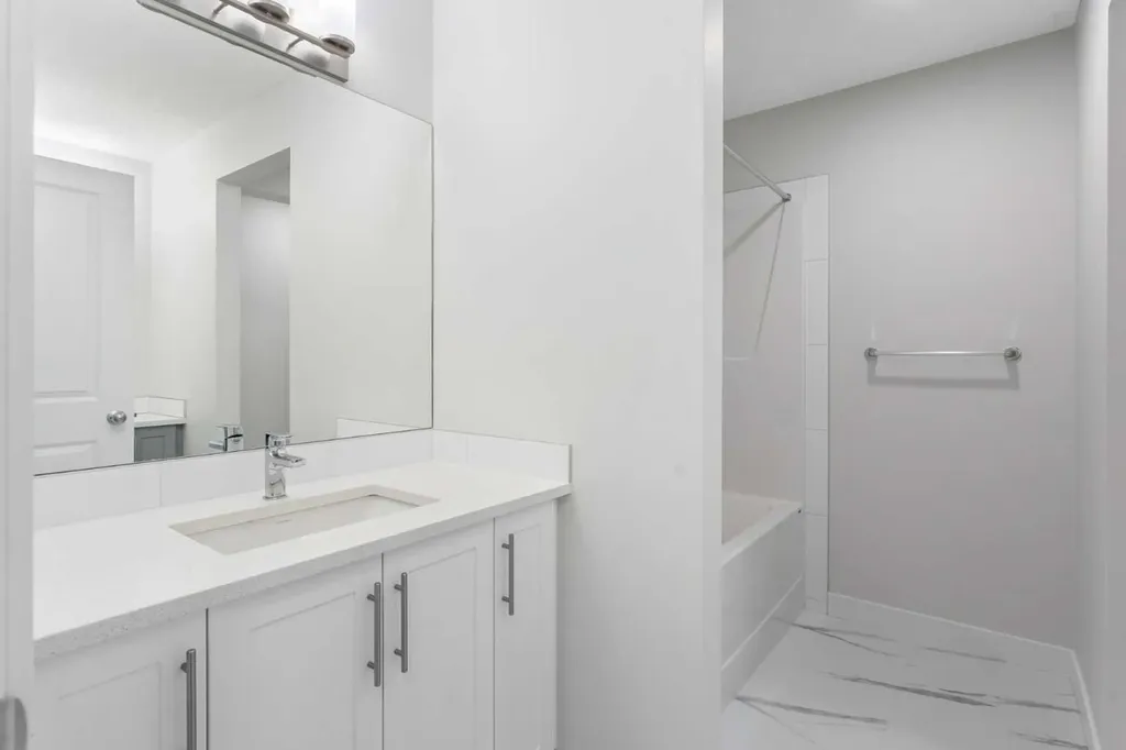 107 Versant View SW Calgary AB T2Y0X3
