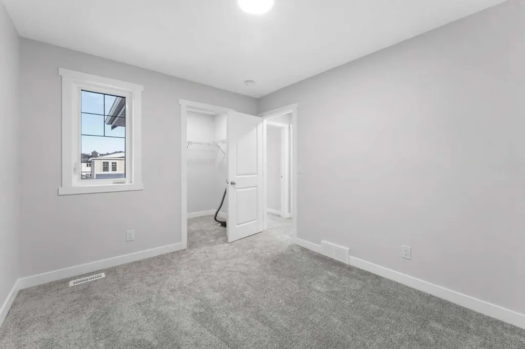 107 Versant View SW Calgary AB T2Y0X3