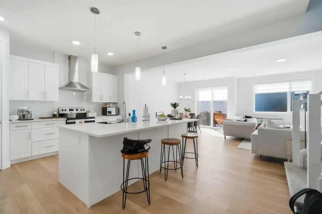107 Versant View SW Calgary AB T2Y0X3