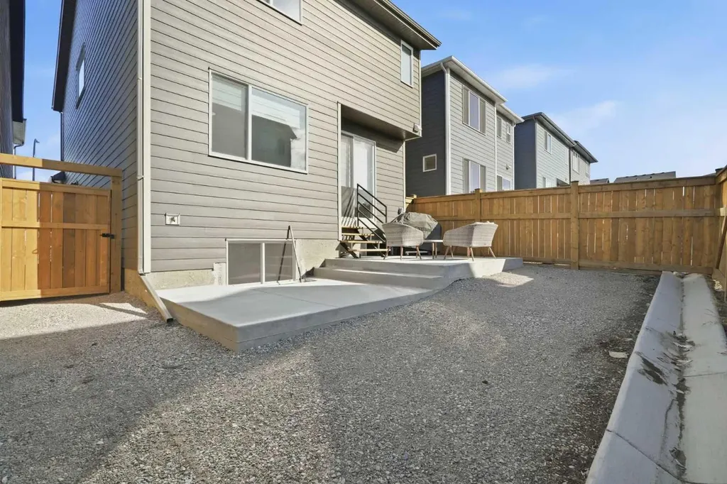 107 Versant View SW Calgary AB T2Y0X3