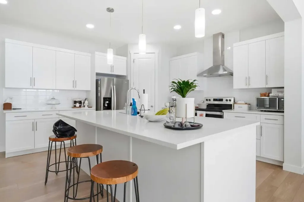 107 Versant View SW Calgary AB T2Y0X3