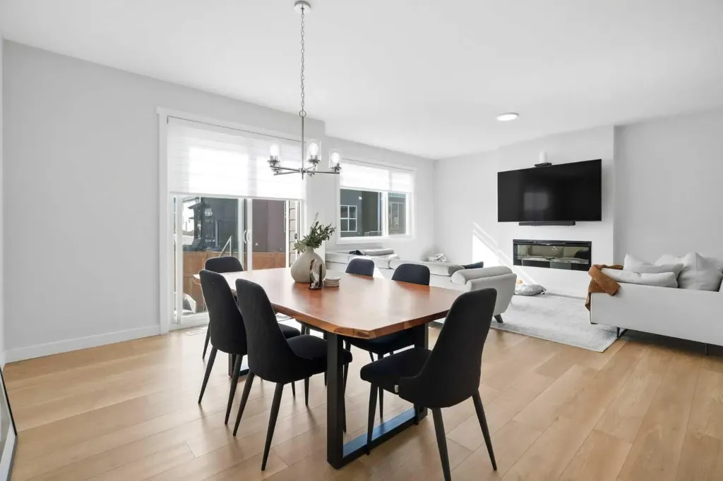 107 Versant View SW Calgary AB T2Y0X3
