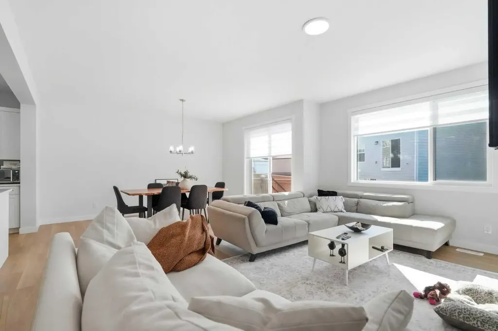 107 Versant View SW Calgary AB T2Y0X3