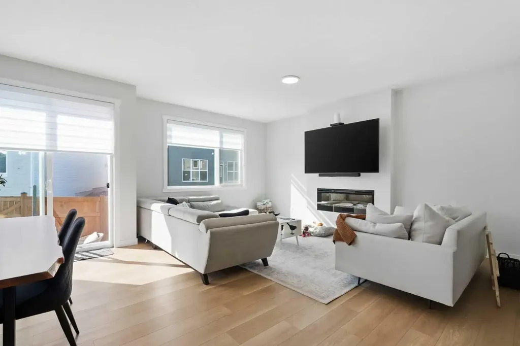 107 Versant View SW Calgary AB T2Y0X3