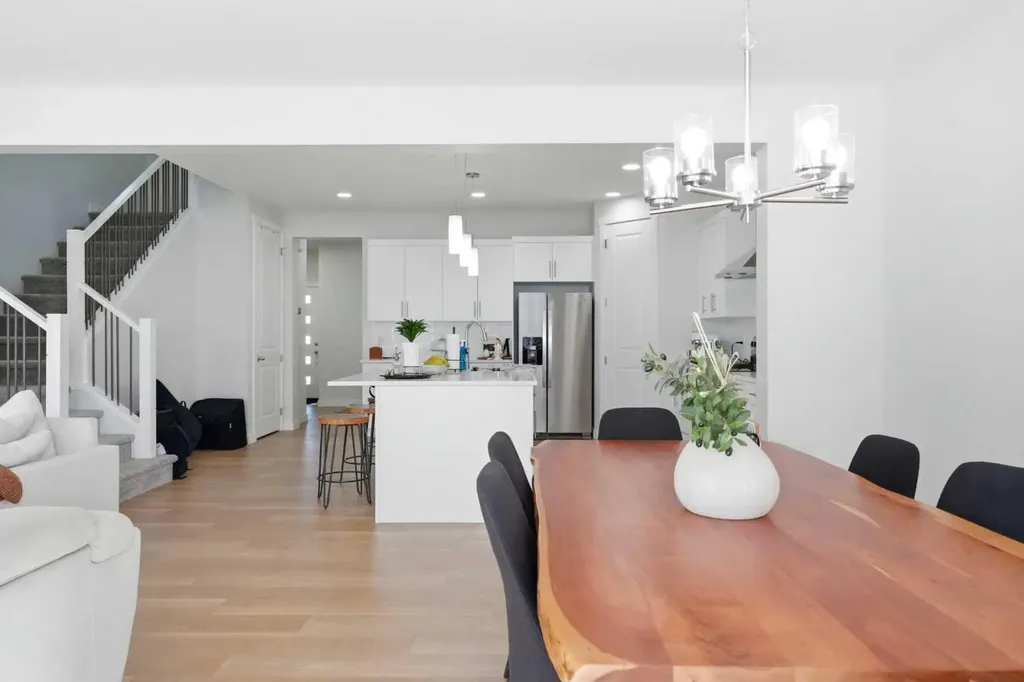 107 Versant View SW Calgary AB T2Y0X3