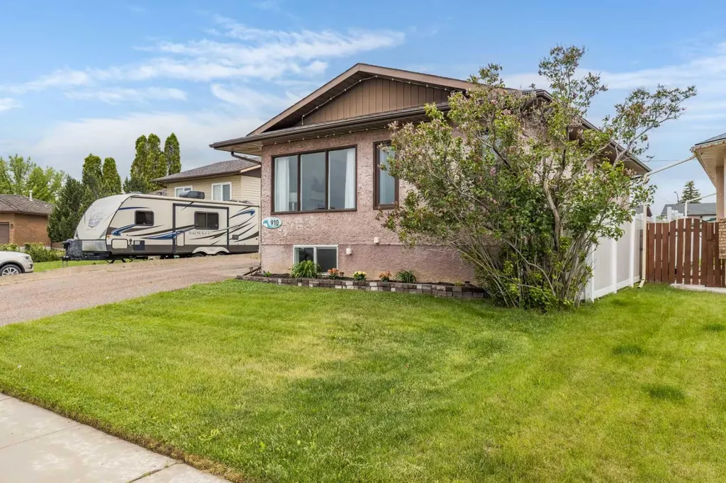 910 7 Street SE Redcliff AB T0J 2P0