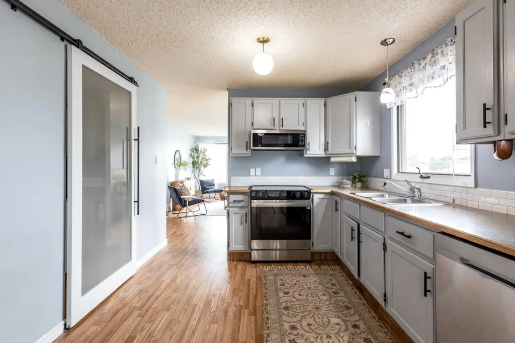 910 7 Street SE Redcliff AB T0J 2P0
