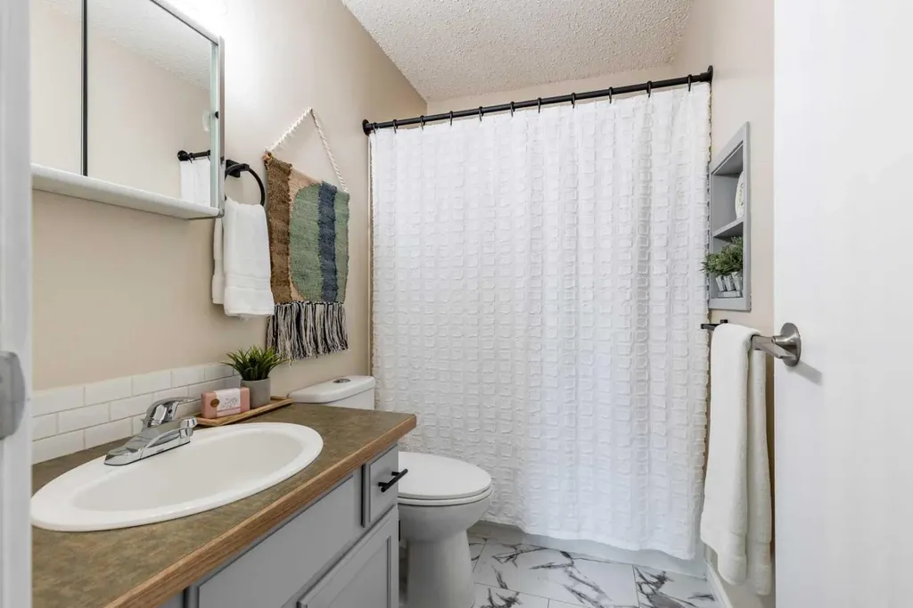 910 7 Street SE Redcliff AB T0J 2P0