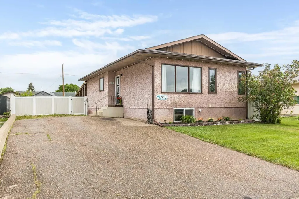 910 7 Street SE Redcliff AB T0J 2P0