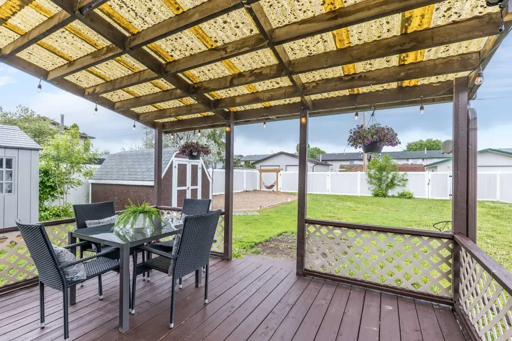 910 7 Street SE Redcliff AB T0J 2P0
