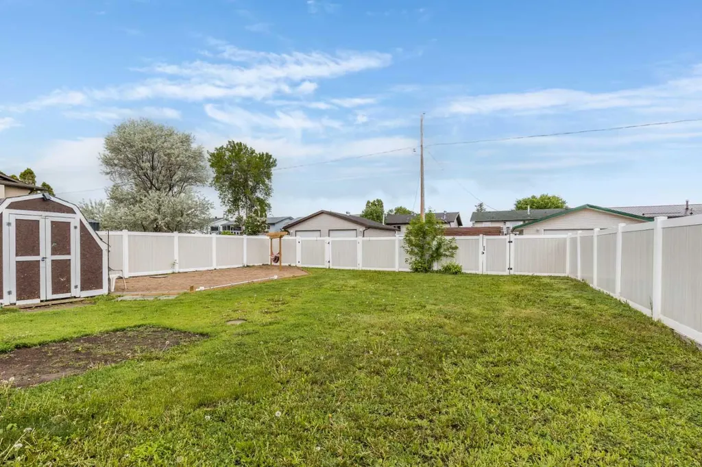 910 7 Street SE Redcliff AB T0J 2P0