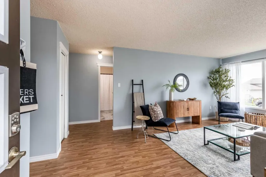 910 7 Street SE Redcliff AB T0J 2P0