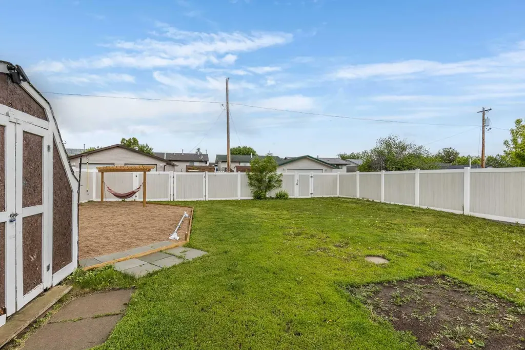 910 7 Street SE Redcliff AB T0J 2P0