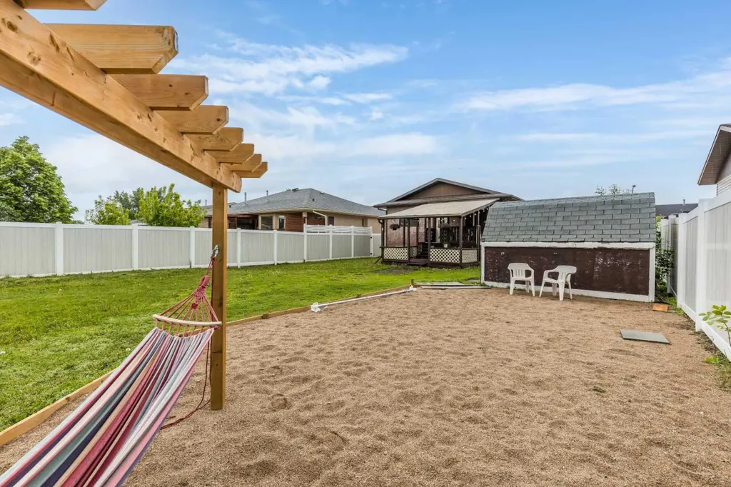 910 7 Street SE Redcliff AB T0J 2P0