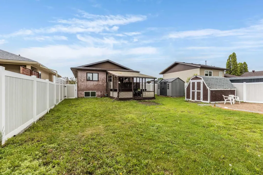 910 7 Street SE Redcliff AB T0J 2P0