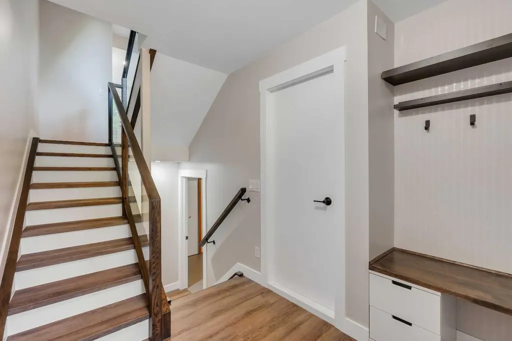 370 Brae Glen Crescent SW Calgary AB T2W 1B6