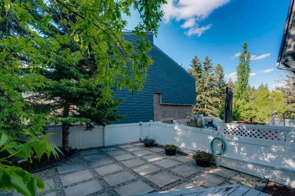 370 Brae Glen Crescent SW Calgary AB T2W 1B6