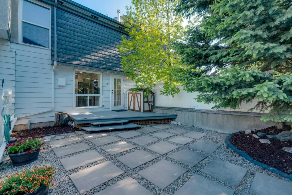 370 Brae Glen Crescent SW Calgary AB T2W 1B6