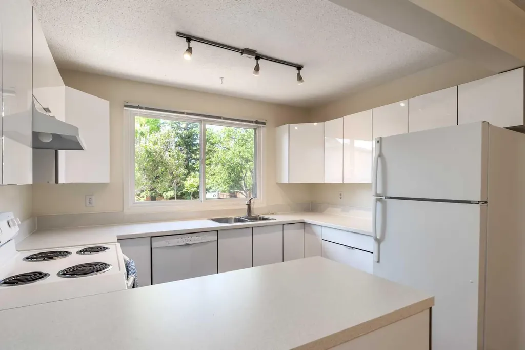 5625 Silverdale Drive NW Calgary AB T3B 4N5