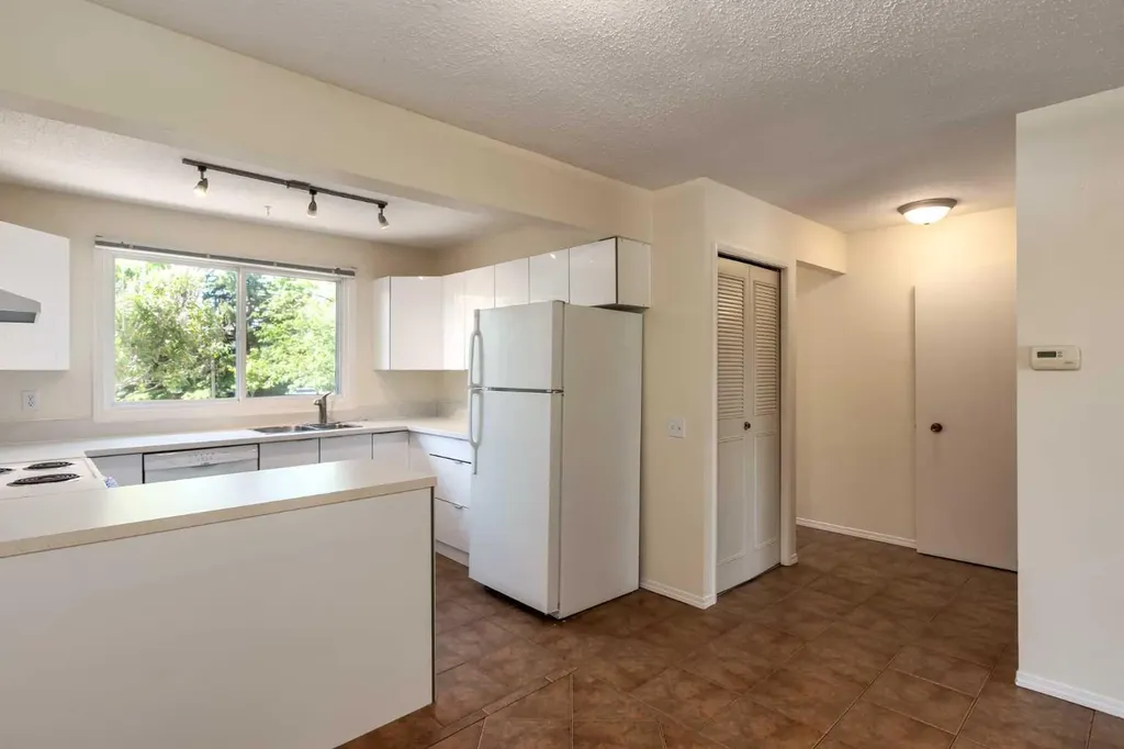 5625 Silverdale Drive NW Calgary AB T3B 4N5