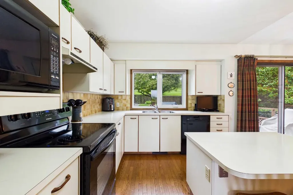 2960 Conrad Drive NW Calgary AB T2L 1B4