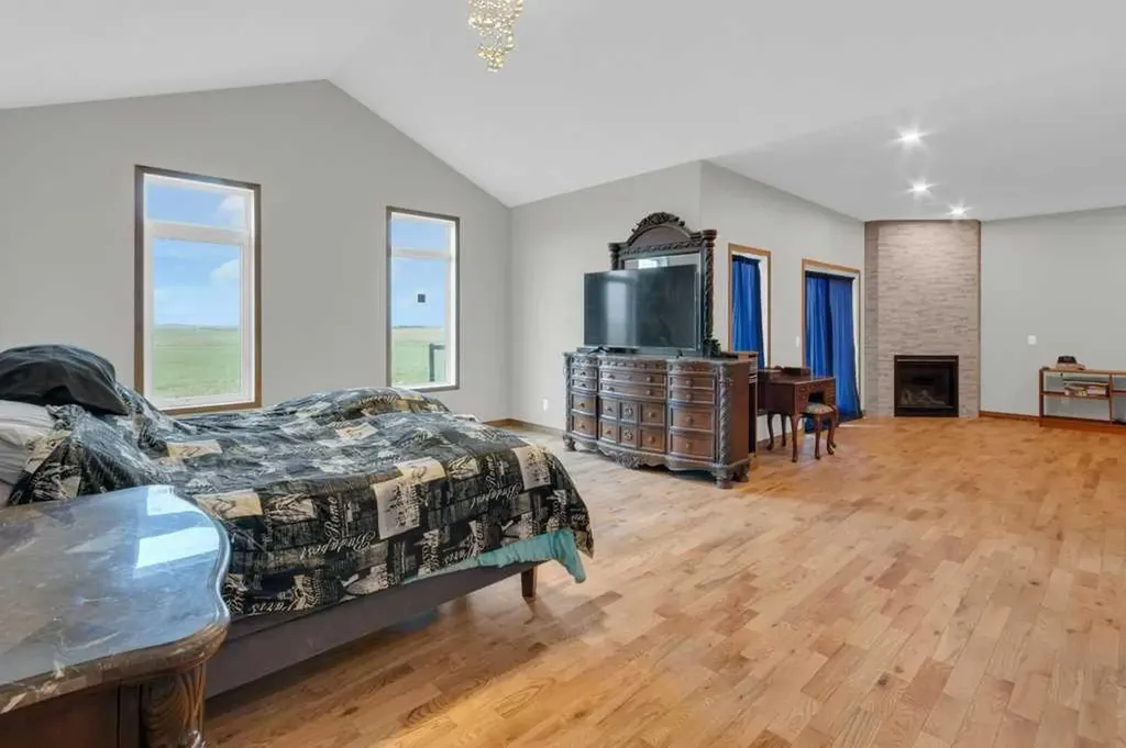 242017 Township Road 232 Rural Wheatland County AB T1P 1J6