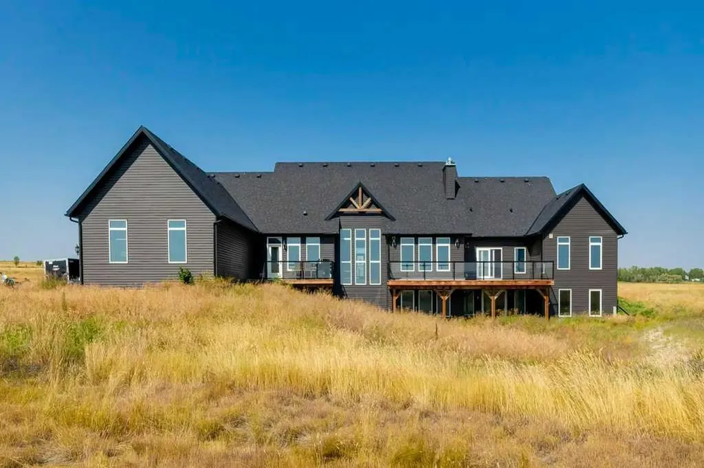 242017 Township Road 232 Rural Wheatland County AB T1P 1J6