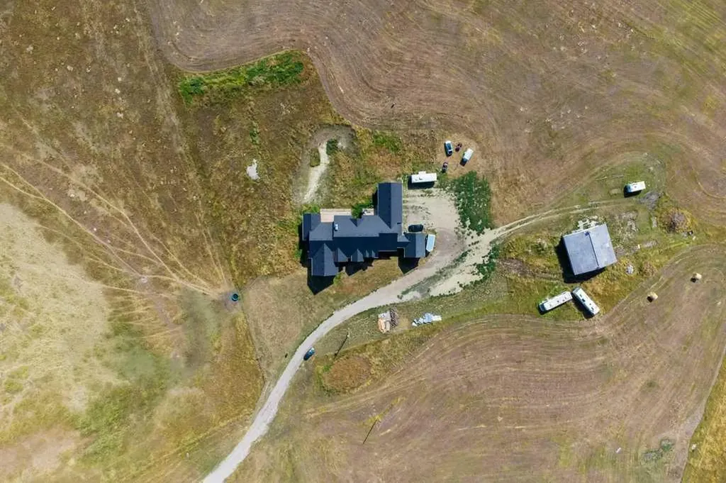 242017 Township Road 232 Rural Wheatland County AB T1P 1J6