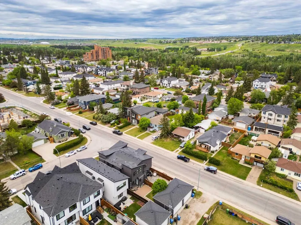4660 82 Street NW Calgary AB T3B 2P7