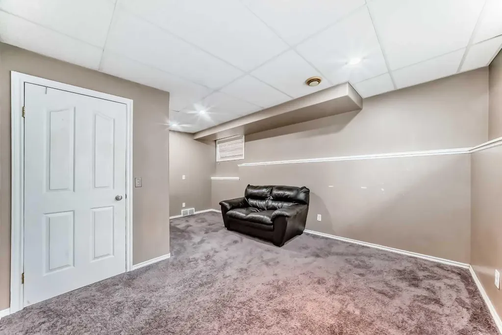 137 Erin Meadow Bay SE Calgary AB T2B 3A2