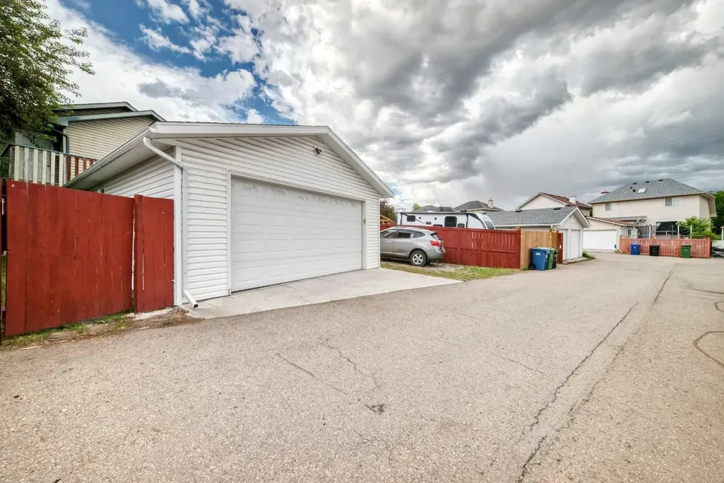 137 Erin Meadow Bay SE Calgary AB T2B 3A2