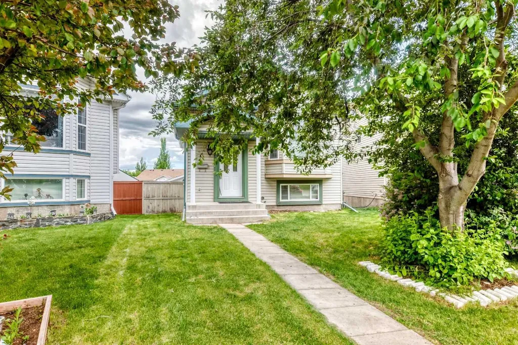 137 Erin Meadow Bay SE Calgary AB T2B 3A2