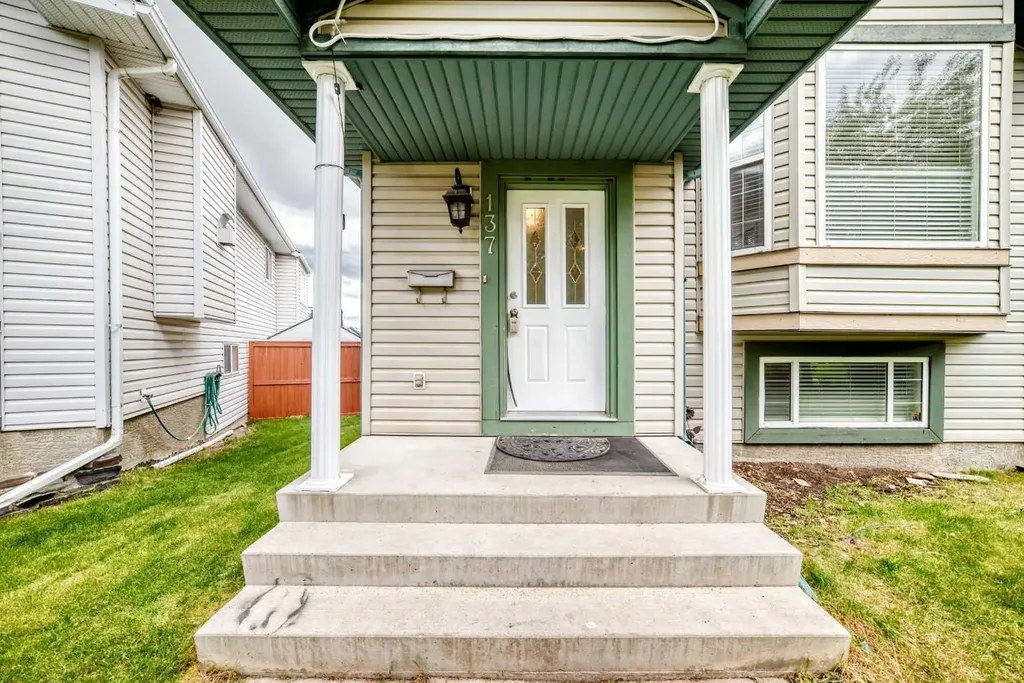137 Erin Meadow Bay SE Calgary AB T2B 3A2