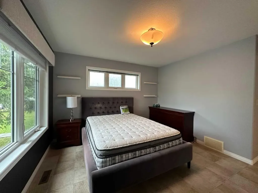 5018 61 Avenue Close Ponoka AB T4J 1E7