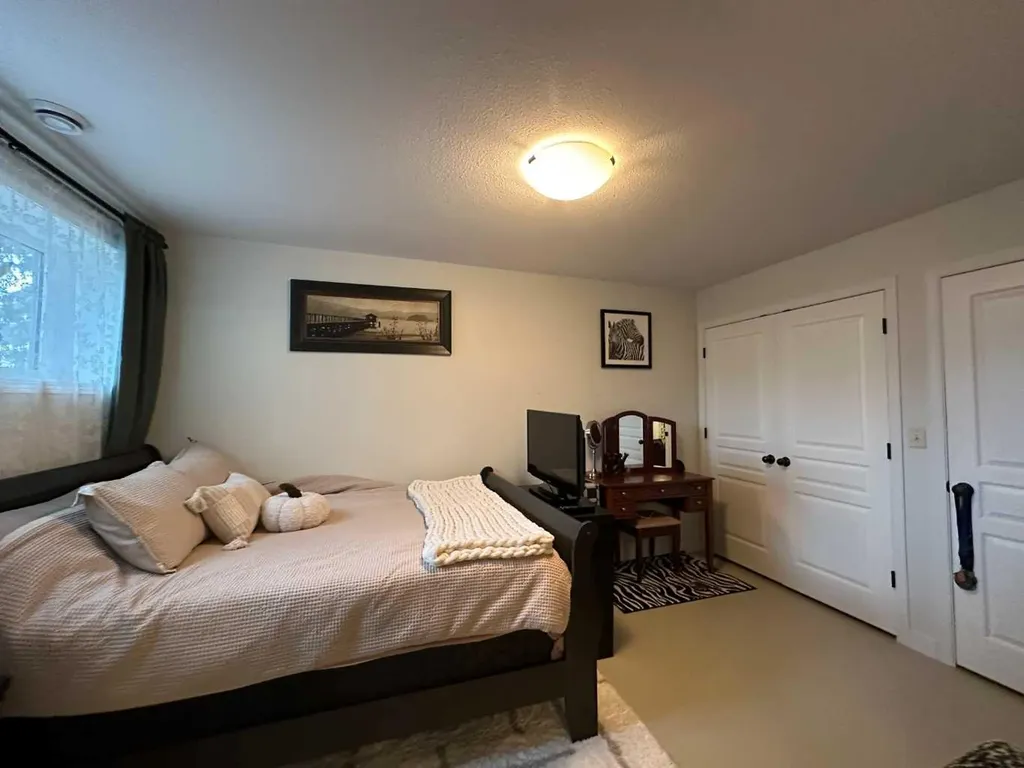 5018 61 Avenue Close Ponoka AB T4J 1E7