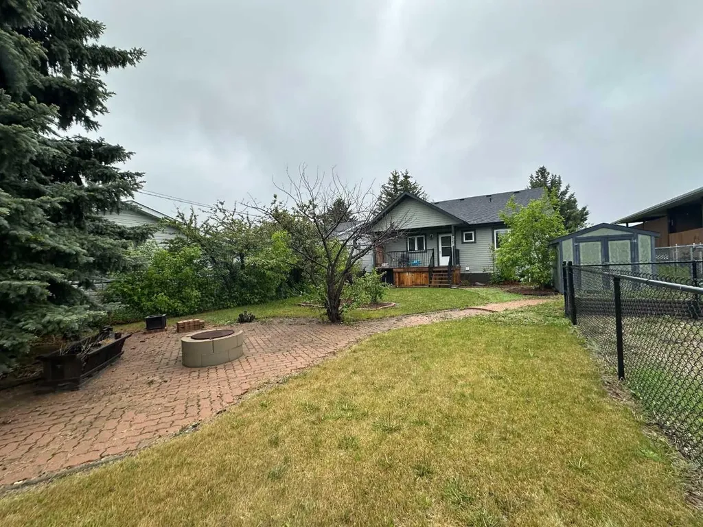 5018 61 Avenue Close Ponoka AB T4J 1E7