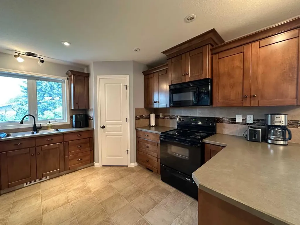5018 61 Avenue Close Ponoka AB T4J 1E7