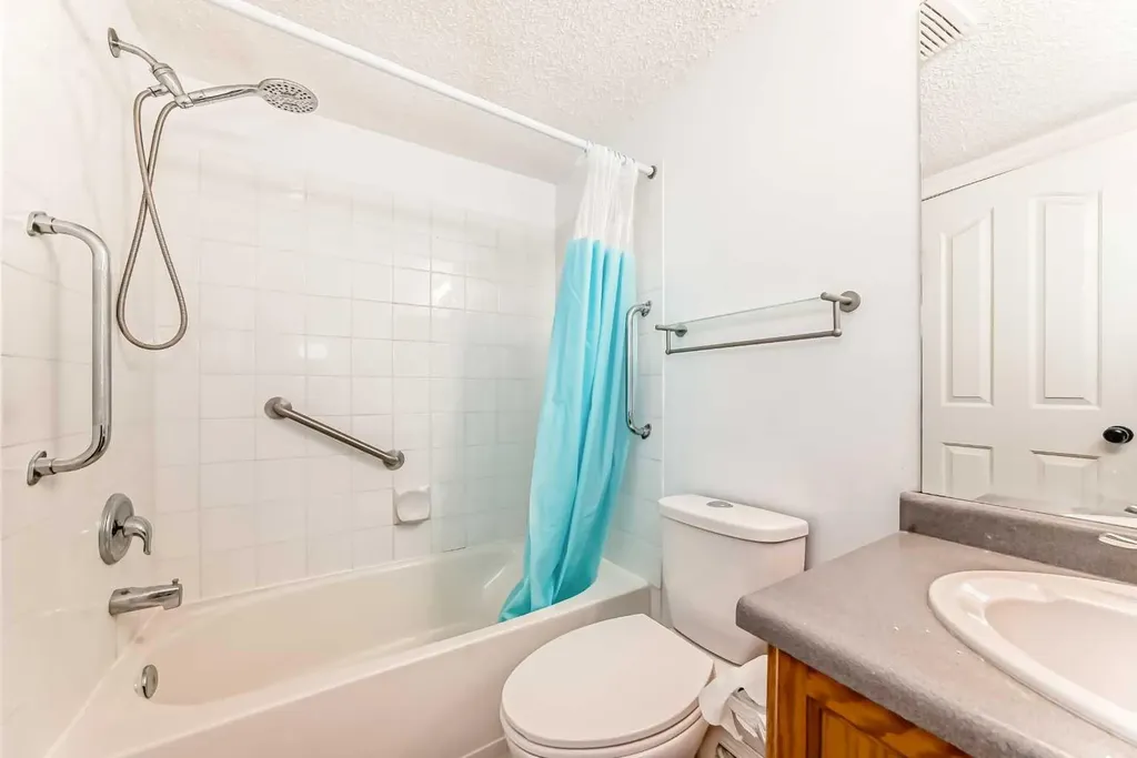 6224 17 Avenue SE Calgary AB T2A 7X8