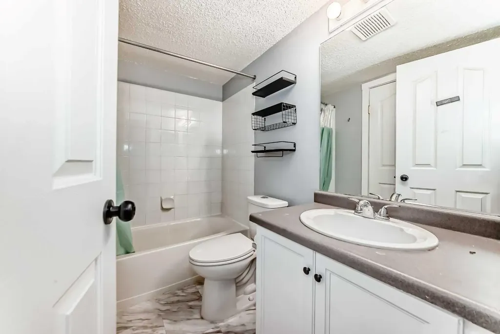 6224 17 Avenue SE Calgary AB T2A 7X8