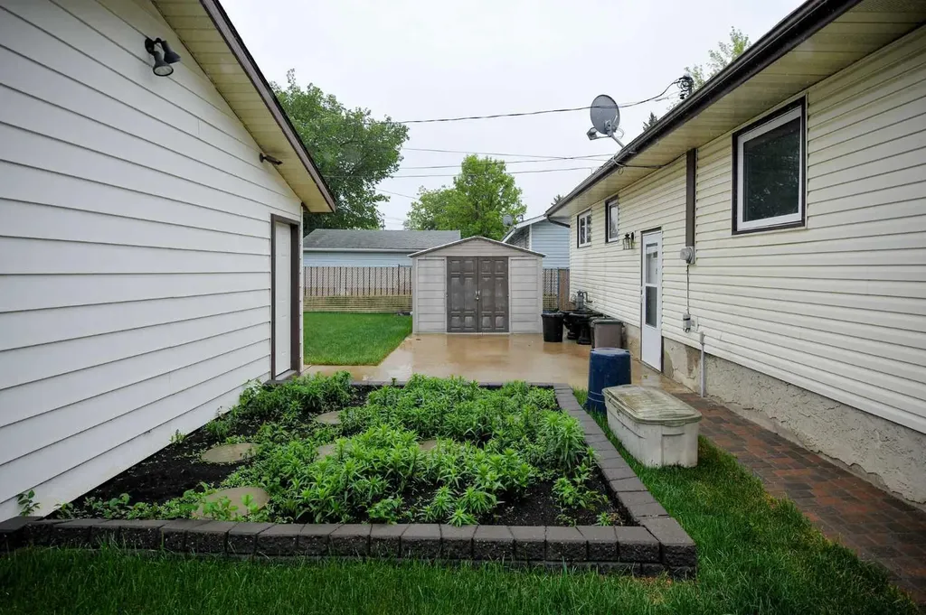 4513 67 Street Camrose AB T4V 2P8