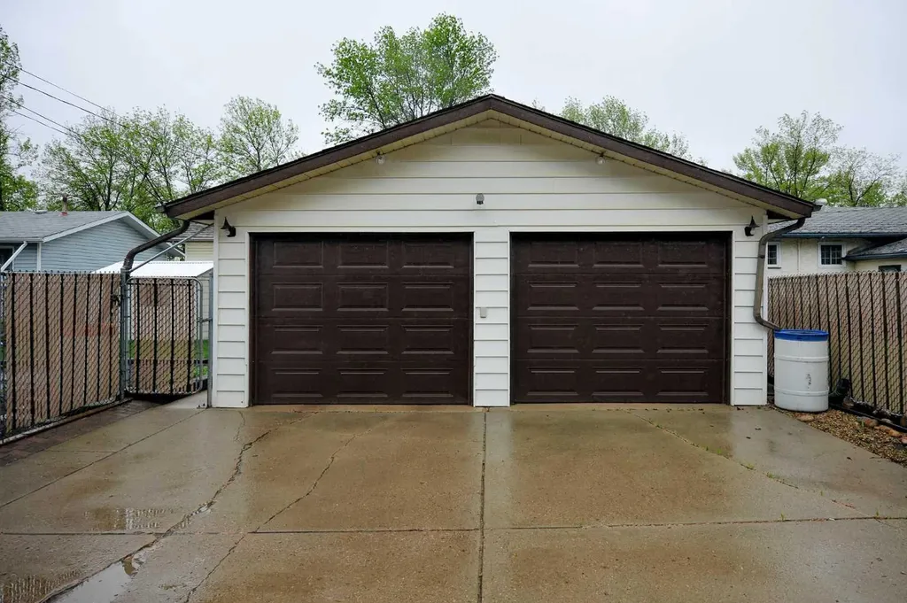 4513 67 Street Camrose AB T4V 2P8