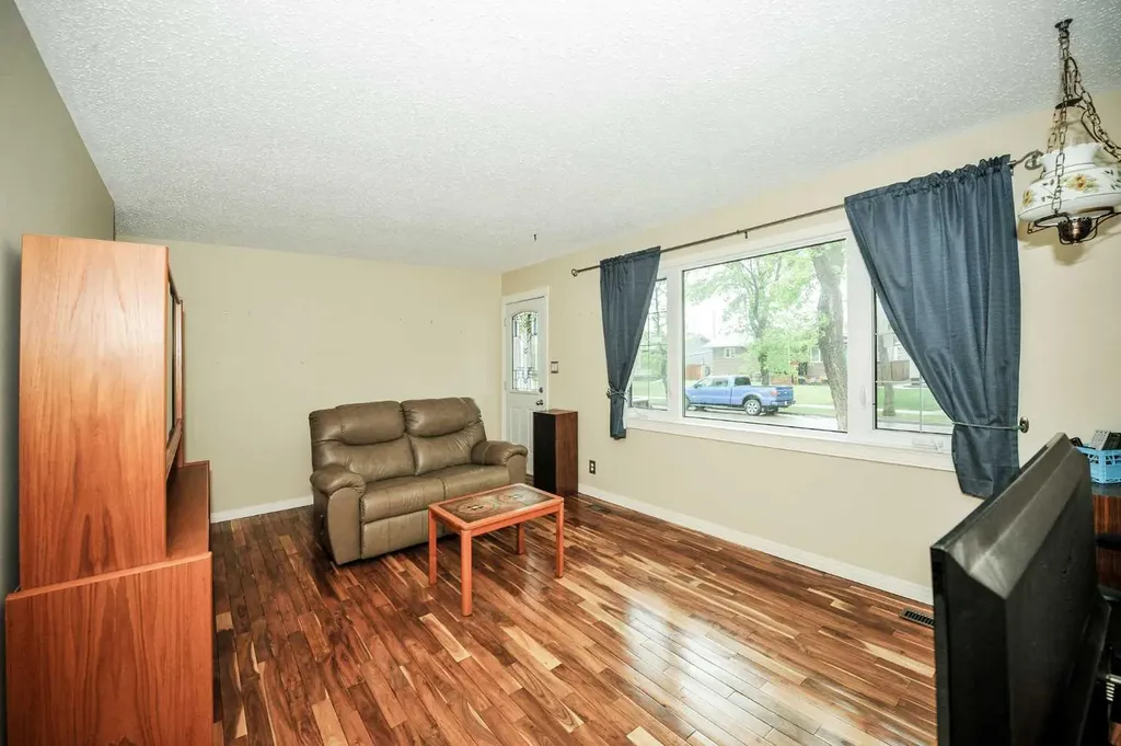 4513 67 Street Camrose AB T4V 2P8