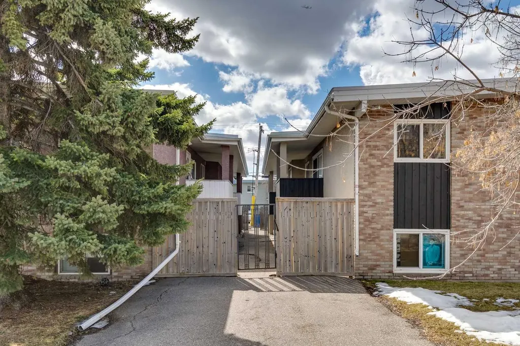 605 67 Avenue SW Calgary AB T2V0M3